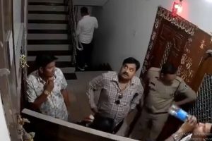 দরজা ভেঙে সোনার গয়না চুরি! ইন্দোরে ৫ পুলিশের কাণ্ডে হুলুস্থুল, কী ব্যবস্থা নিল কর্তৃপক্ষ?