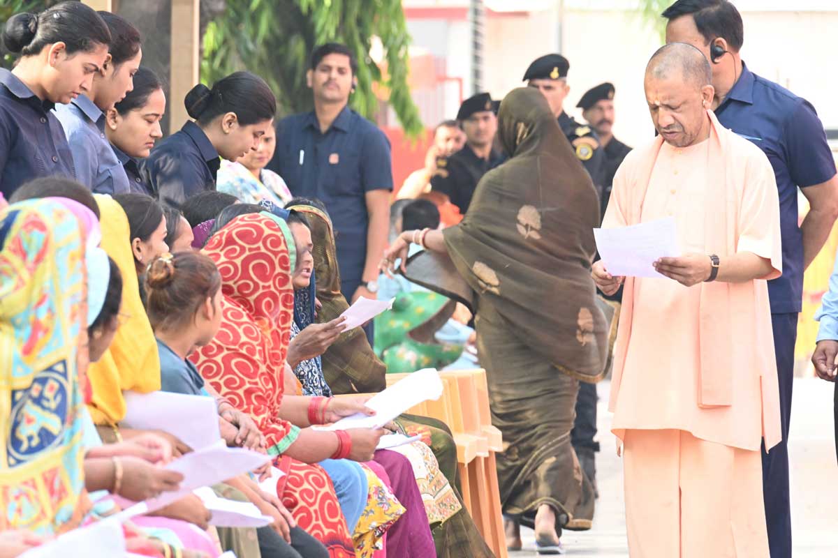 ‘জনতা দর্শনে’ অভাবীদের পাশে যোগী, প্রতিটি সমস্যার দ্রুত সমাধানের কড়া নির্দেশ