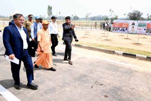 ‘বিমারু’ তকমা মুছে এক্সপ্রেসওয়েতে সওয়ার যোগীরাজ্য, সাফল্যের মুকুটে নয়া পালক