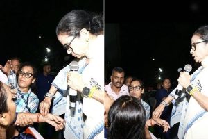 অসুস্থ সমর্থকের নাড়ি পরীক্ষা, নিজের গাড়িতে পাঠালেন হাসপাতালে! ভোট প্রচারে মানবিক মমতা
