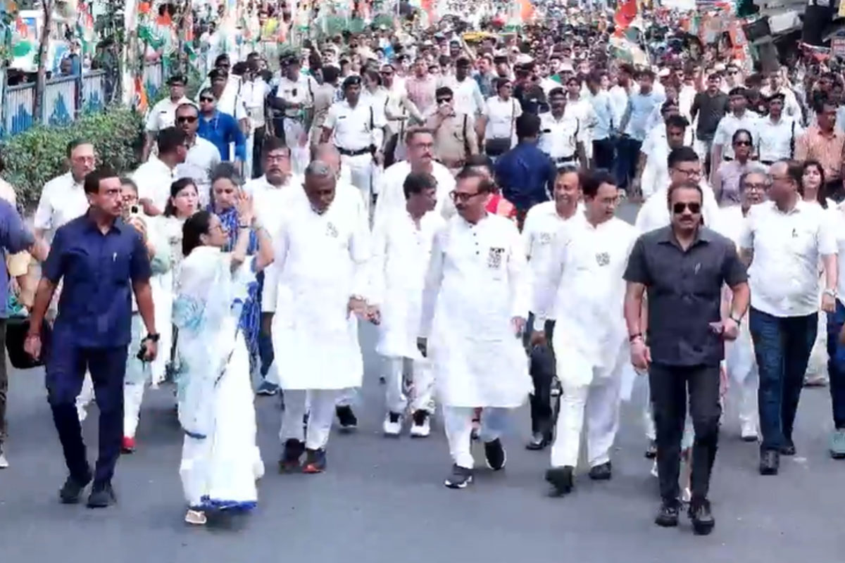 West Bengal Assembly Election 2026: Mamata Banerjee joins a rally in Kolkata with massive crowd