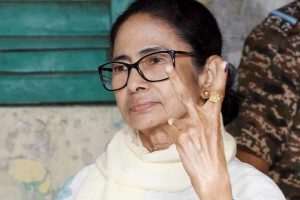 সোশাল মিডিয়ায় এখনও লেখা ‘মুখ্যমন্ত্রী’, রাজ্যপালের বিধানসভা ভঙ্গের নির্দেশের পরও অবস্থানে অনড় মমতা