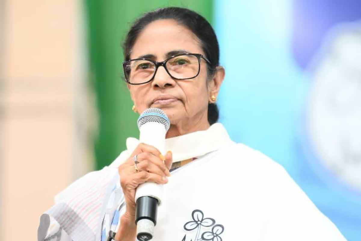 ‘ভয় পেয়ে এজেন্সির চাপ তৈরি’, ভবানীপুরে কমিউনিটি বৈঠকে জোট বাঁধার বার্তা মমতার