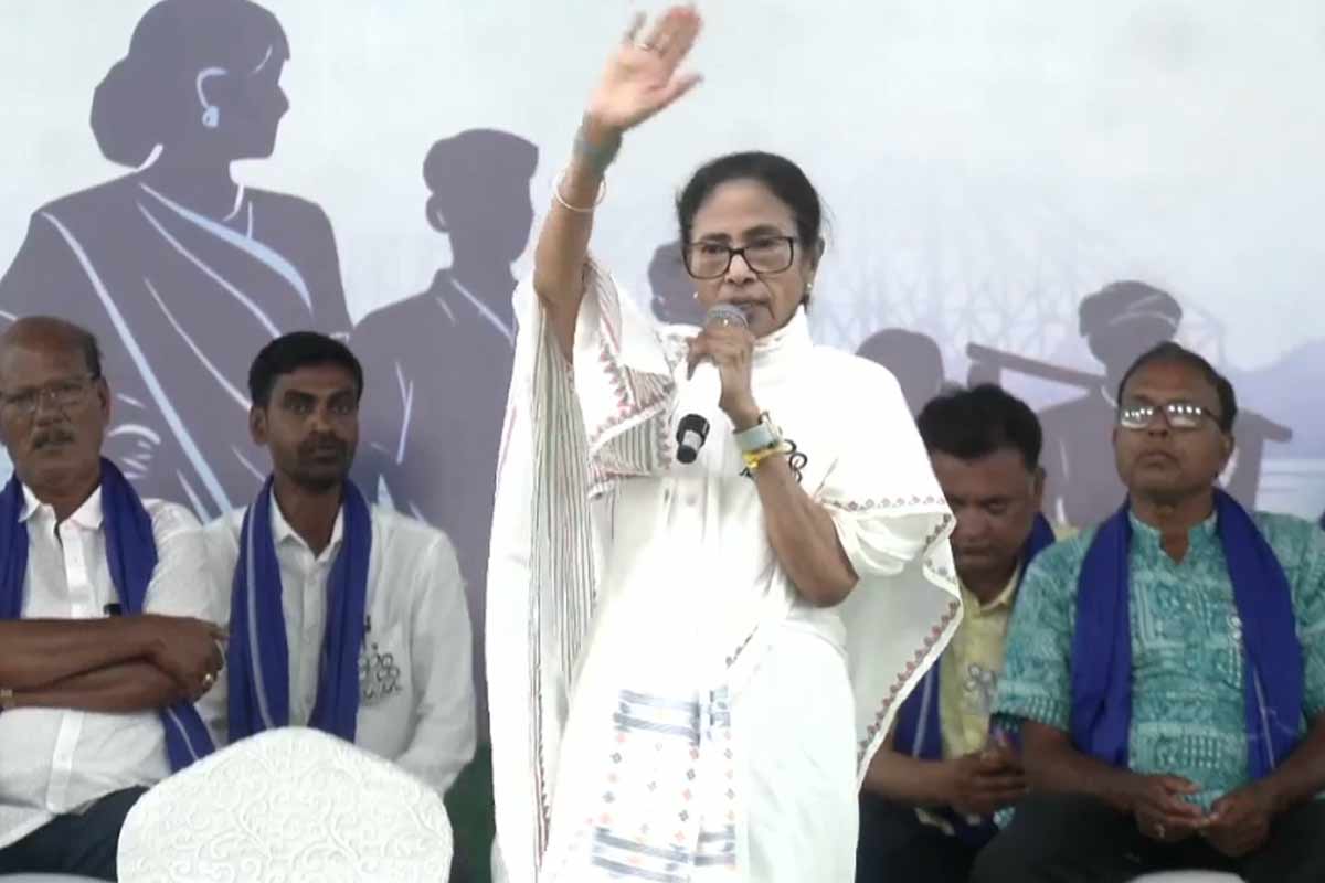 ‘ভোটের সময়ে দেখে খাবেন’, ওআরএস ভেবে শবরদের কীটনাশক খাওয়া নিয়ে সতর্কবার্তা মমতার
