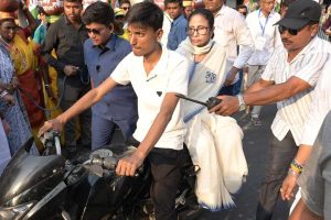 ফিরল ৫ বছর আগের স্মৃতি, প্রচারে বেরিয়ে তৃণমূল কর্মীর বাইকে সওয়ার মমতা