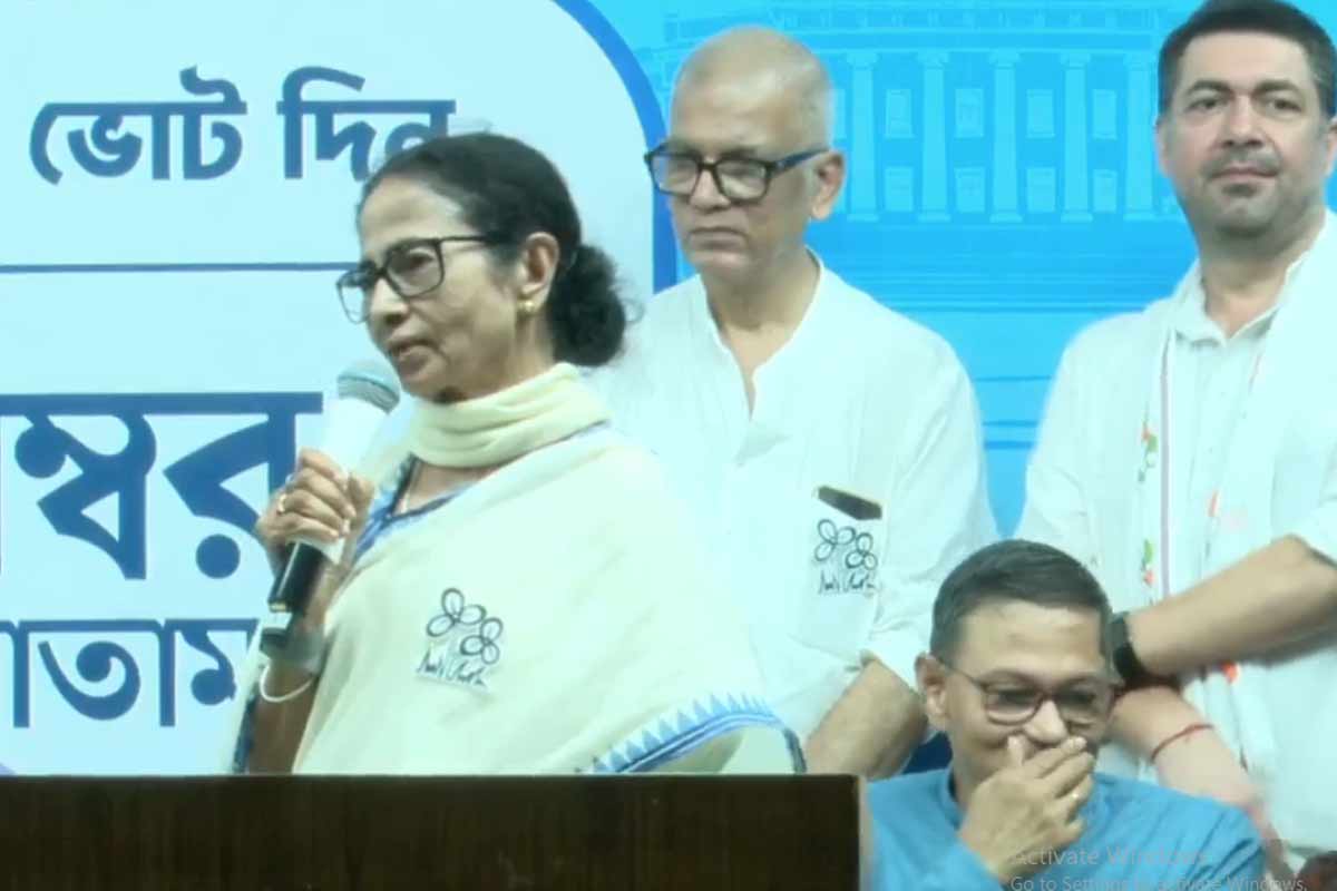ভবানীপুরে মমতার সভার সামনে মাইক লাগিয়ে ‘ডিস্টার্ব’ বিজেপির, ‘বদলা নিতে হবে’ বলে মঞ্চ ছাড়লেন নেত্রী