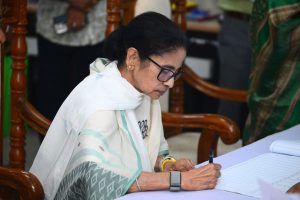 প্রবল জনোচ্ছ্বাসে কালীঘাট থেকে মিছিল, মনোনয়ন পেশ করলেন তৃণমূল সুপ্রিমো