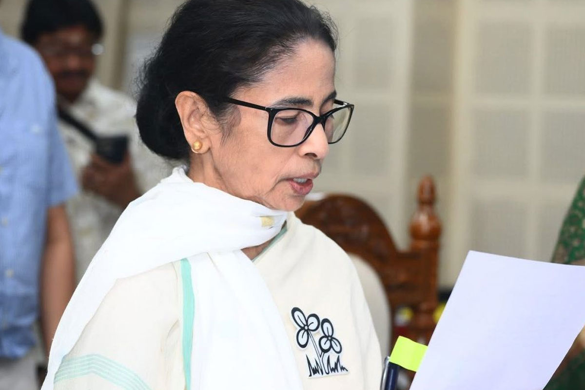 ‘এখানেই ধর্ম-কর্ম, ভবানীপুরই আমার সবকিছু’, মনোনয়ন পেশ করে নাম বাদে সরব মমতা