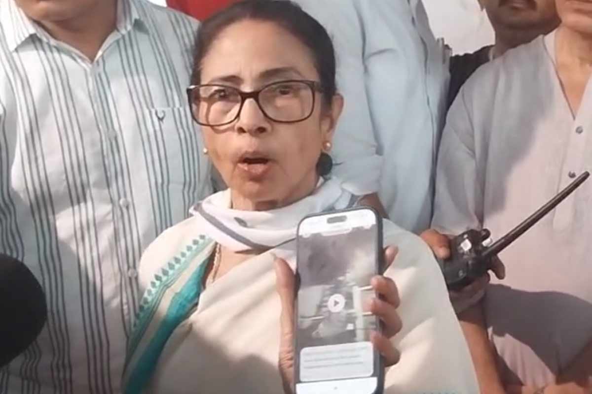‘আমি কিন্তু এখনও চেয়ারে আছি’, ভবানীপুরের বুথে রণংদেহী মমতা