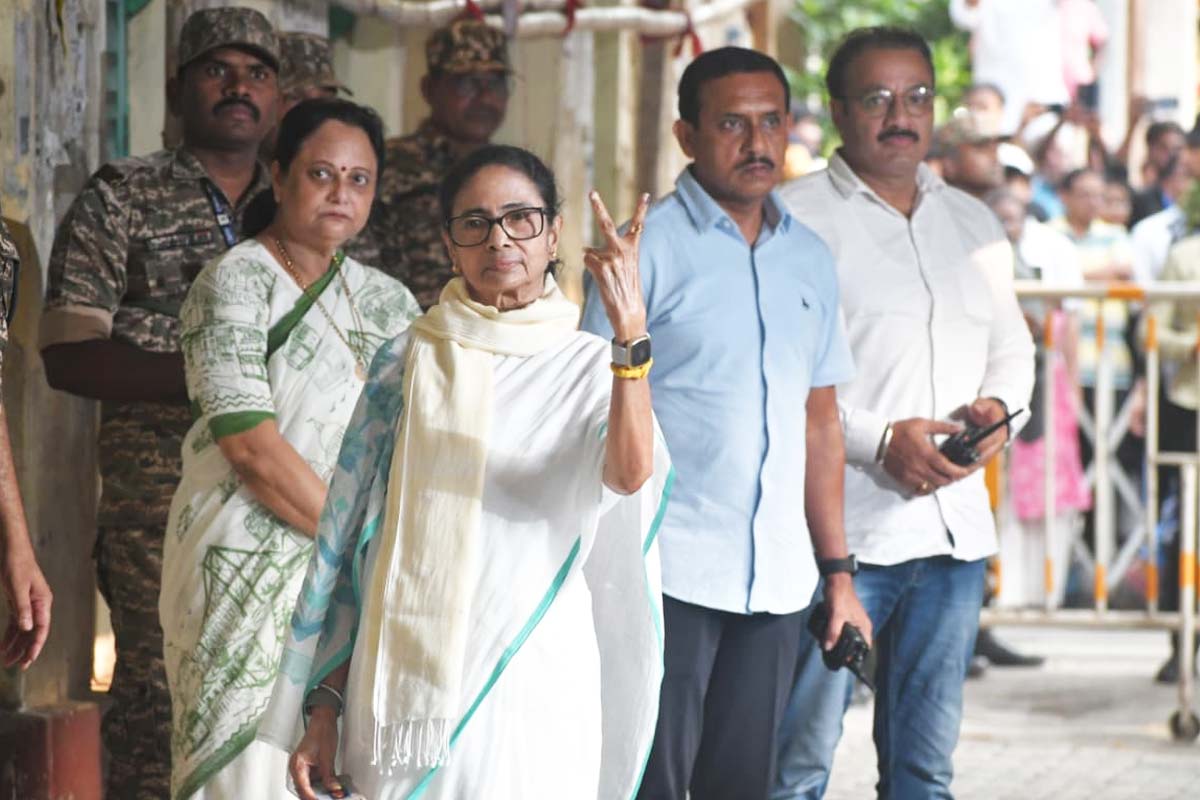 ‘পাড়ার লোক, মেয়েদের মেরেছে’, মিত্র ইনস্টিটিউশনে ভোট দিতে এসে বাহিনীকে তোপ মমতার