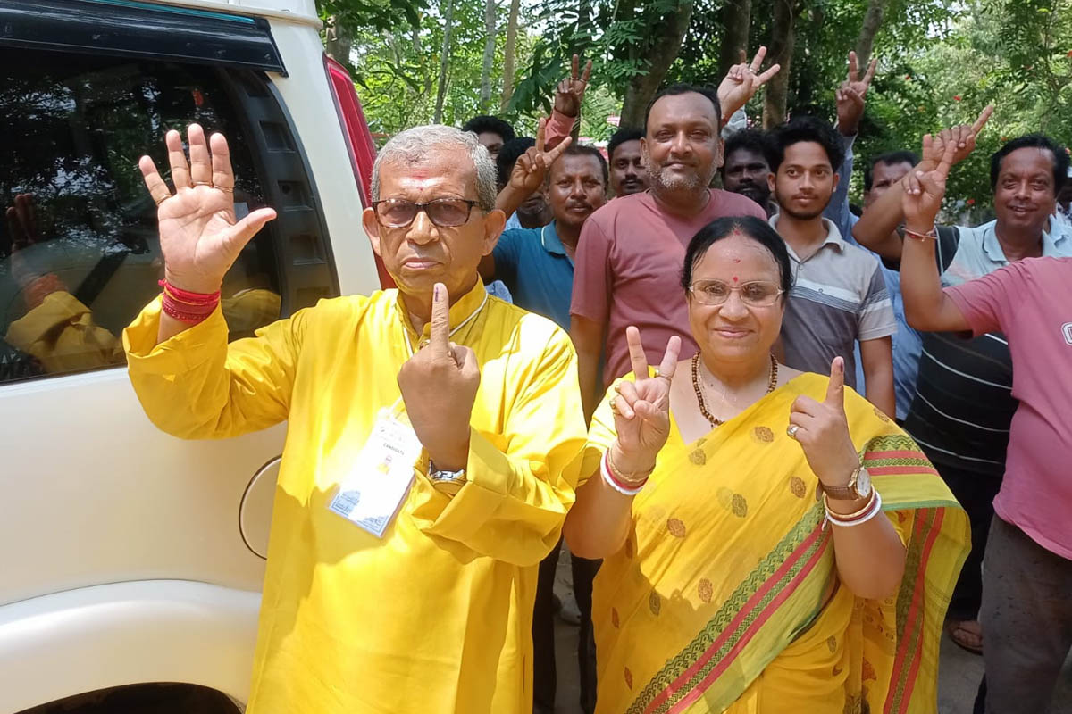 সস্ত্রীক ভোট দিলেন মানস ভুঁইয়া