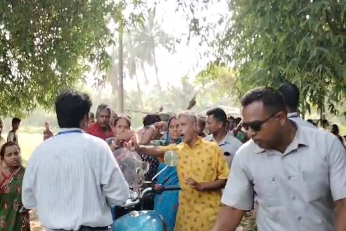 তৃণমূল প্রার্থীকে ‘চোর’ স্লোগান বিজেপির, লাঠি উঁচিয়ে ধাওয়া বাহিনীর, ময়নায় তুলকালাম