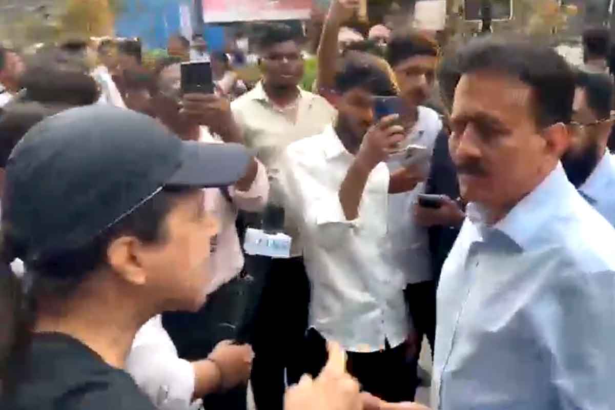 মিছিলের জেরে যানজট! ‘বেরিয়ে যান’, মেজাজ হারিয়ে রাস্তাতেই বিজেপি মন্ত্রীকে তোপ তরুণীর