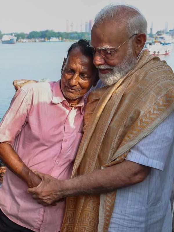 ‘স্বপ্ন মনে হচ্ছিল’, মাঝগঙ্গায় ঘুরিয়ে মোদিতে বুঁদ নৌকার মাঝি গৌরাঙ্গ!