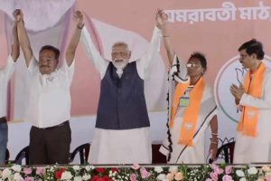 পানিহাটিতে অভয়ার মায়ের মাথায় হাত মোদির, পাশে দাঁড়িয়ে বললেন, ‘৪ মে-র পর সব ফাইল খুলবে’