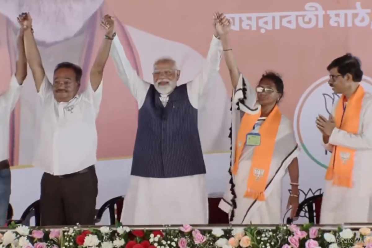 পানিহাটিতে অভয়ার মায়ের মাথায় হাত মোদির, পাশে দাঁড়িয়ে বললেন, ‘৪ মে-র পর সব ফাইল খুলবে’
