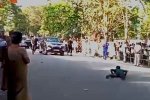 মোদির কনভয়ের সামনে রাস্তায় শুয়ে যুবকের প্রণাম! প্রধানমন্ত্রীর নিরাপত্তা নিয়ে প্রশ্ন