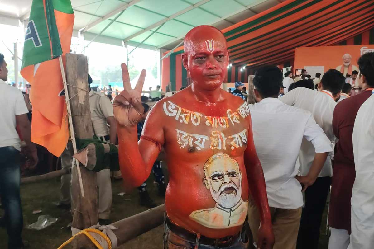 লাল শরীরে আঁকা মোদির মুখ! কৃষ্ণনগরের সভায় ‘রাম-বাম’ তত্ত্বে শান সমর্থকের