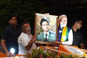 মহানায়ক সহায়! বাঙালি অস্মিতায় শান দিতে এবার মোদিকে উত্তমকুমারের ছবি উপহার শমীকের