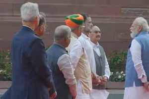 হঠাৎ সাক্ষাৎ… রাহুলকে দেখেই করজোড়ে এগিয়ে এলেন মোদি, কী কথা দুই নেতার?