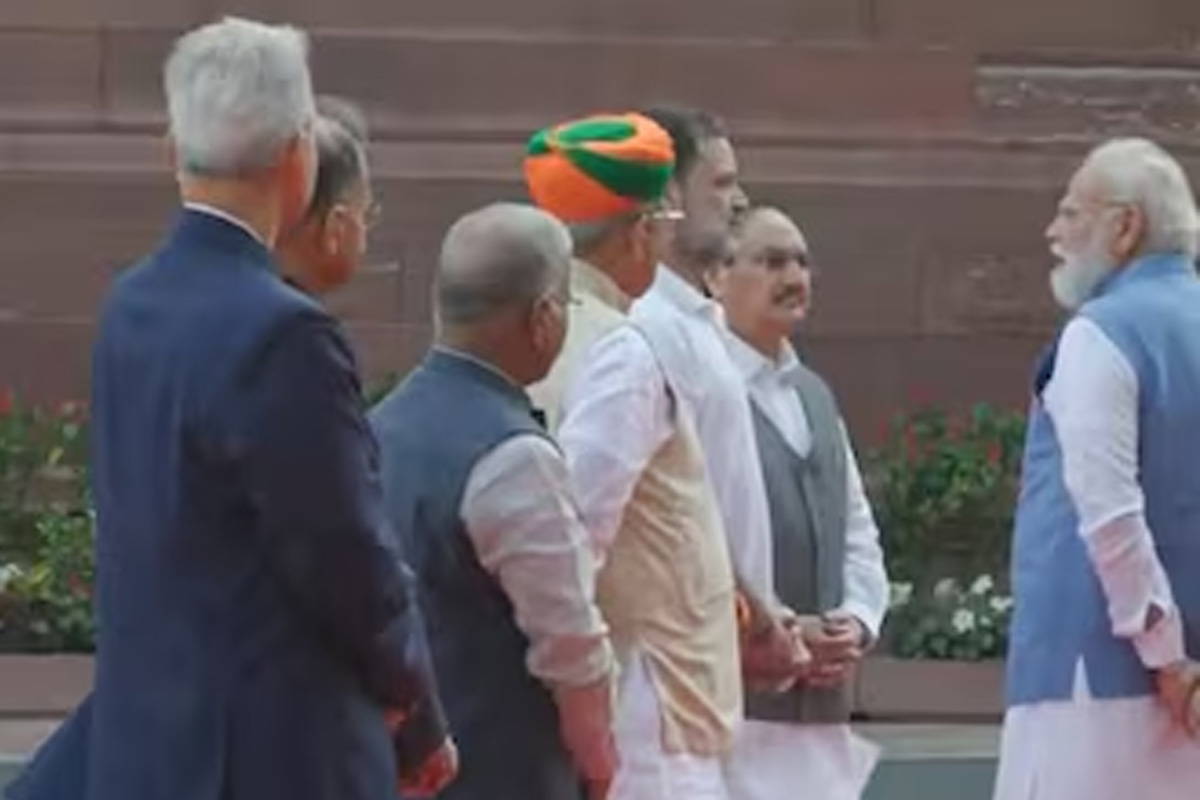 হঠাৎ সাক্ষাৎ… রাহুলকে দেখেই করজোড়ে এগিয়ে এলেন মোদি, কী কথা দুই নেতার?