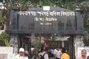 ভোটকর্মীদের প্রশিক্ষণ ও ভোটদানে অব্যবস্থা! কমিশনকে কাঠগড়ায় তুলে বিক্ষোভ মুর্শিদাবাদের লালবাগে