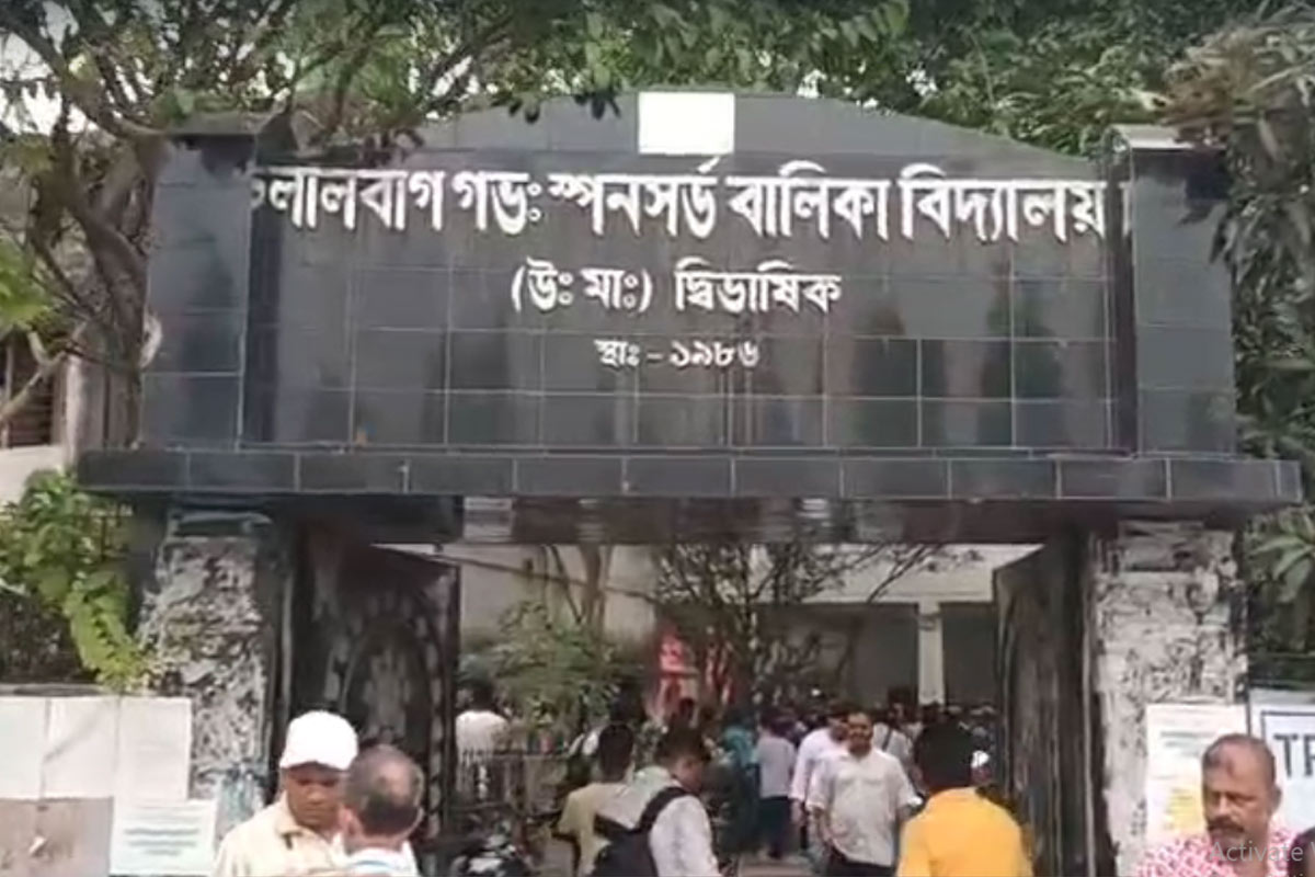 ভোটকর্মীদের প্রশিক্ষণ ও ভোটদানে অব্যবস্থা! কমিশনকে কাঠগড়ায় তুলে বিক্ষোভ মুর্শিদাবাদের লালবাগে