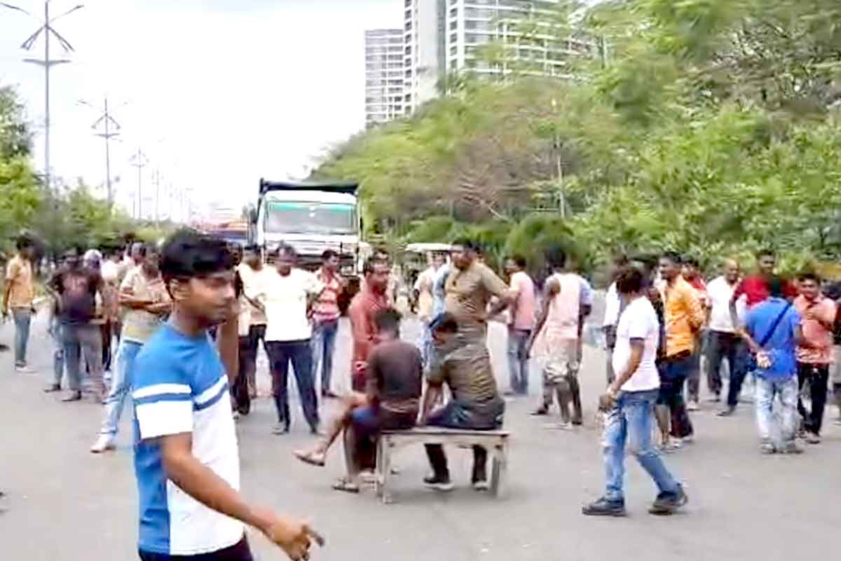 নিউটাউনে জলাশয়ে বেআইনি নির্মাণ! গায়ে কেরোসিন ঢেলে বিক্ষোভ, অবরুদ্ধ পথে আগুন