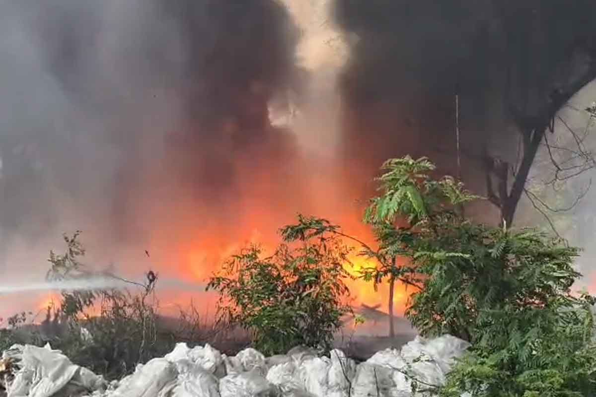 দুর্গাপুরে প্লাস্টিকের গুদামে বিধ্বংসী আগুন, ষড়যন্ত্রের অভিযোগে সরব স্থানীয়রা