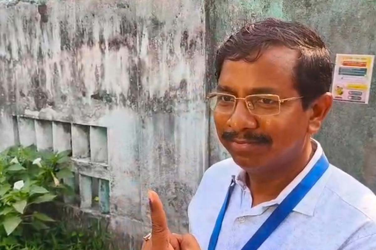 ভোট দিলেন পবিত্র কর