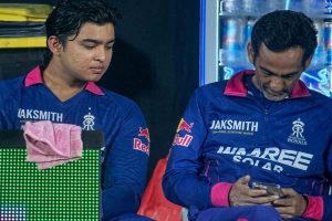 ডাগআউটে মোবাইল হাতে সাপোর্ট স্টাফ, উঁকি বৈভবের, বিতর্কে রাজস্থান রয়্যালস