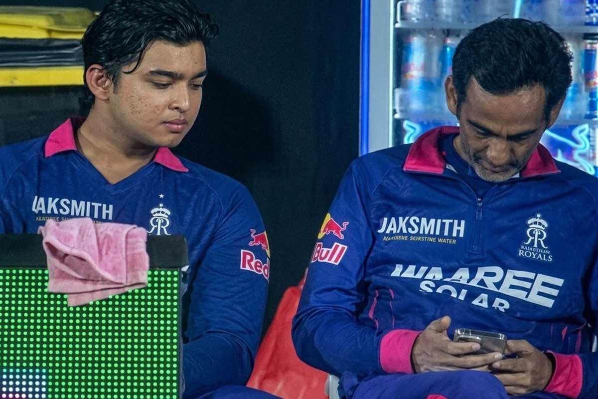 ডাগআউটে মোবাইল হাতে সাপোর্ট স্টাফ, উঁকি বৈভবের, বিতর্কে রাজস্থান রয়্যালস