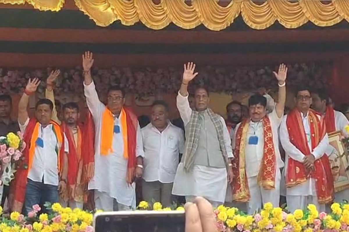 ‘বাংলা মাগে কমল ফুল’, বারাকপুরে প্রচারে এসে বঙ্কিম-আবেগে শান রাজনাথ সিংয়ের