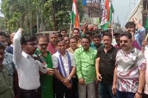 এবার ট্রাইব্যুনালের আবেদনের লাইনে দাঁড়িয়ে মৃত্যু! প্রতিবাদে রানাঘাটে পথ অবরোধ তৃণমূলের