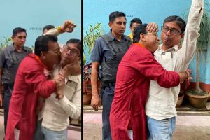 ‘জয় বাংলা’ স্লোগান শুনে তৃণমূল নেতাকে জাপটে ধরে চুমু বিজেপি প্রার্থী রুদ্রনীলের! ভাইরাল ভিডিও