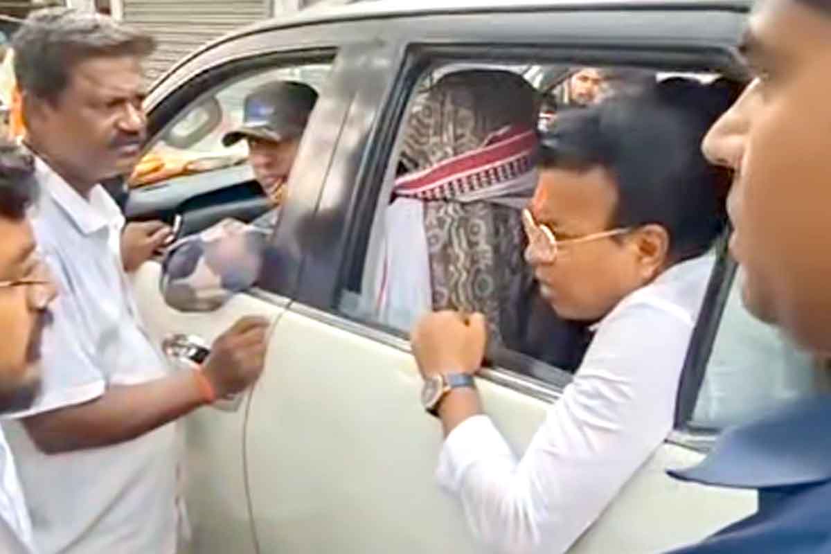 ‘দাদা গ্যাস নেই, এসি গাড়িতে ঘুরে এই কষ্ট বুঝবেন না,’ প্রচারে রুদ্রনীলকে খোঁচা, পদ্মপ্রার্থীর জবাব…