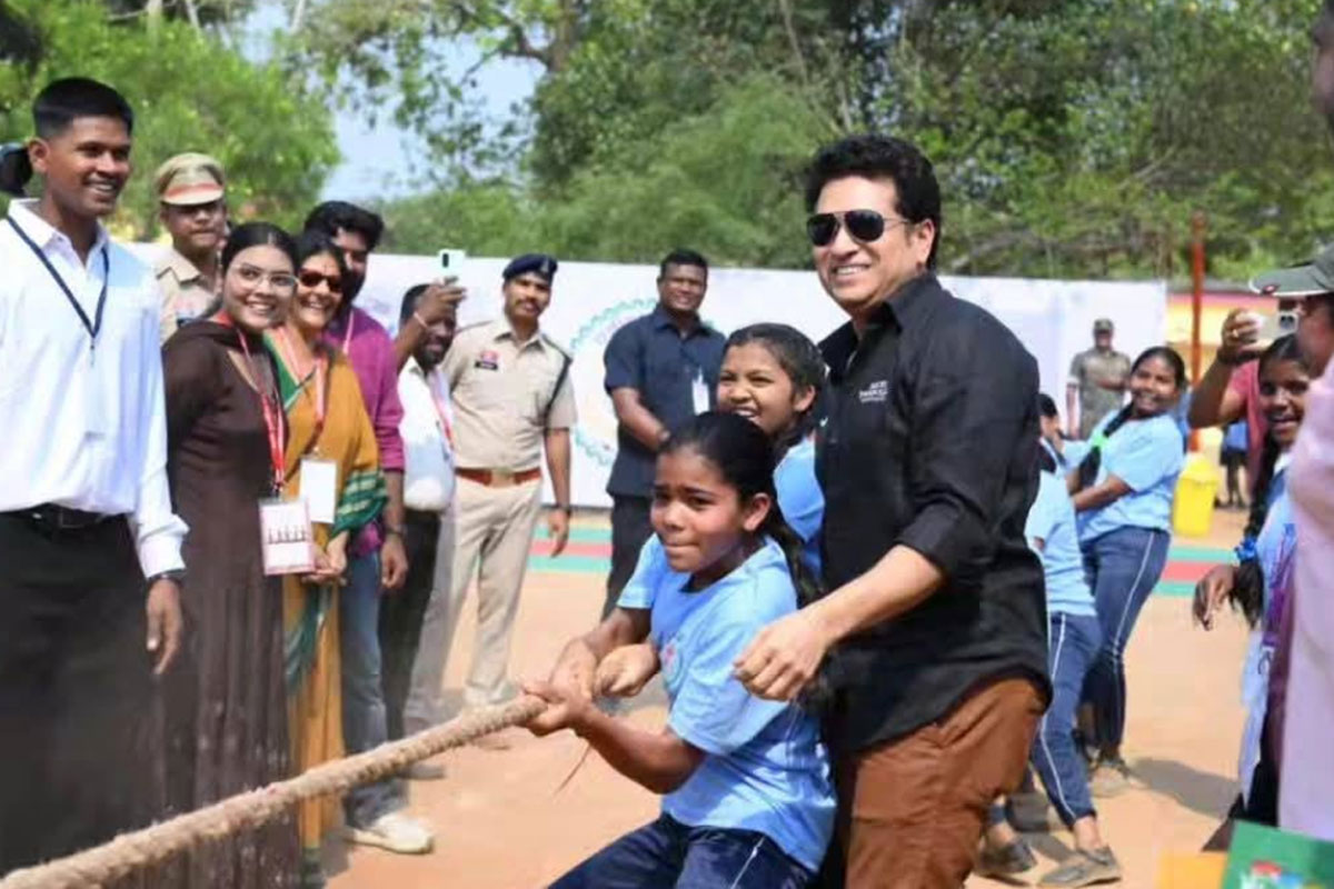 মাওবাদ অতীত! জন্মদিনের আগে বস্তারে শিশুদের সঙ্গে শচীন, ৫০ স্কুলের হাত ধরলেন ‘ঈশ্বর’