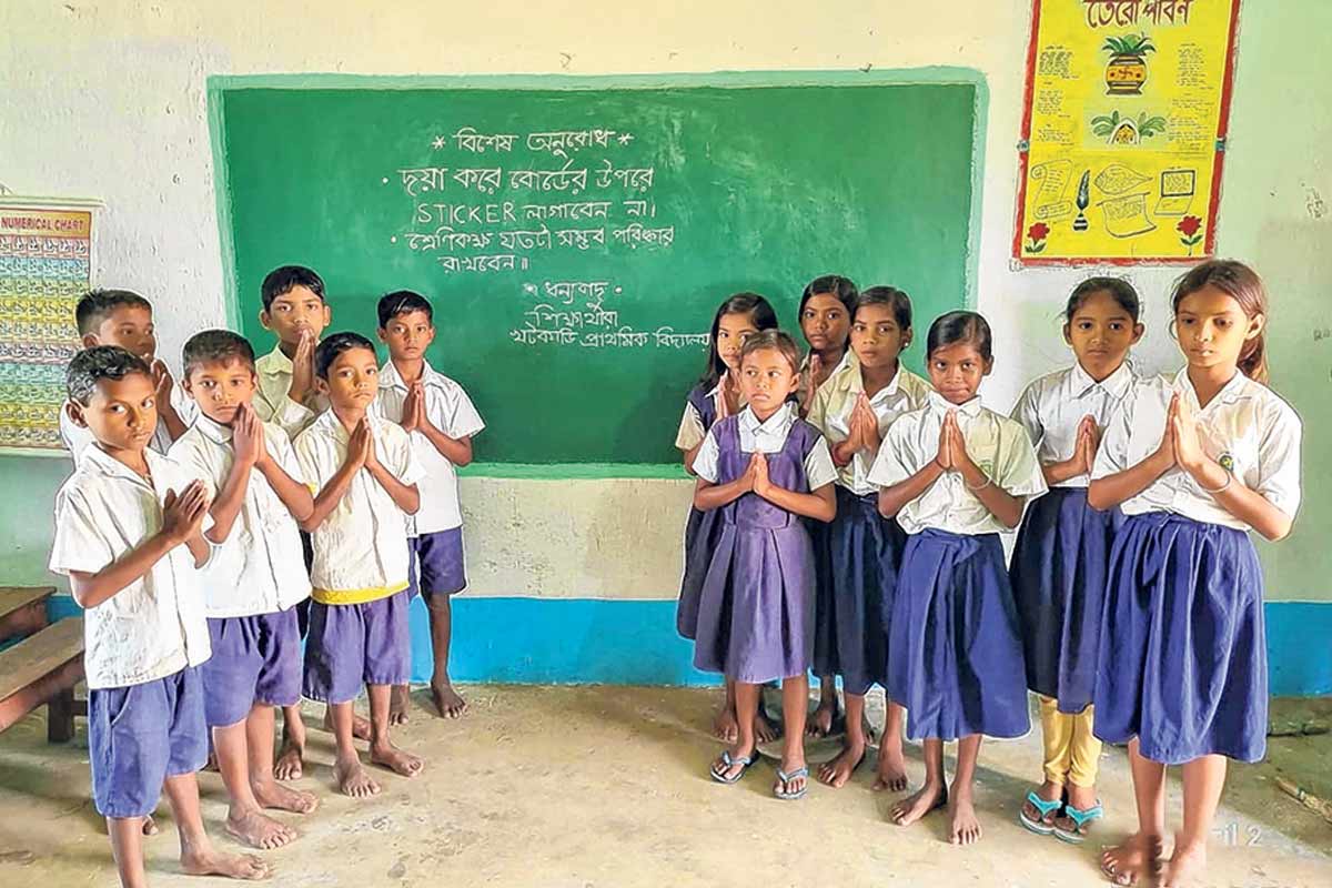 ‘ব্ল‍্যাকবোর্ডে স্টিকার সাঁটাবেন না’, ভোটের মাঝে শিক্ষার পরিবেশ বাঁচাতে কমিশনকে আর্জি খুদেদের