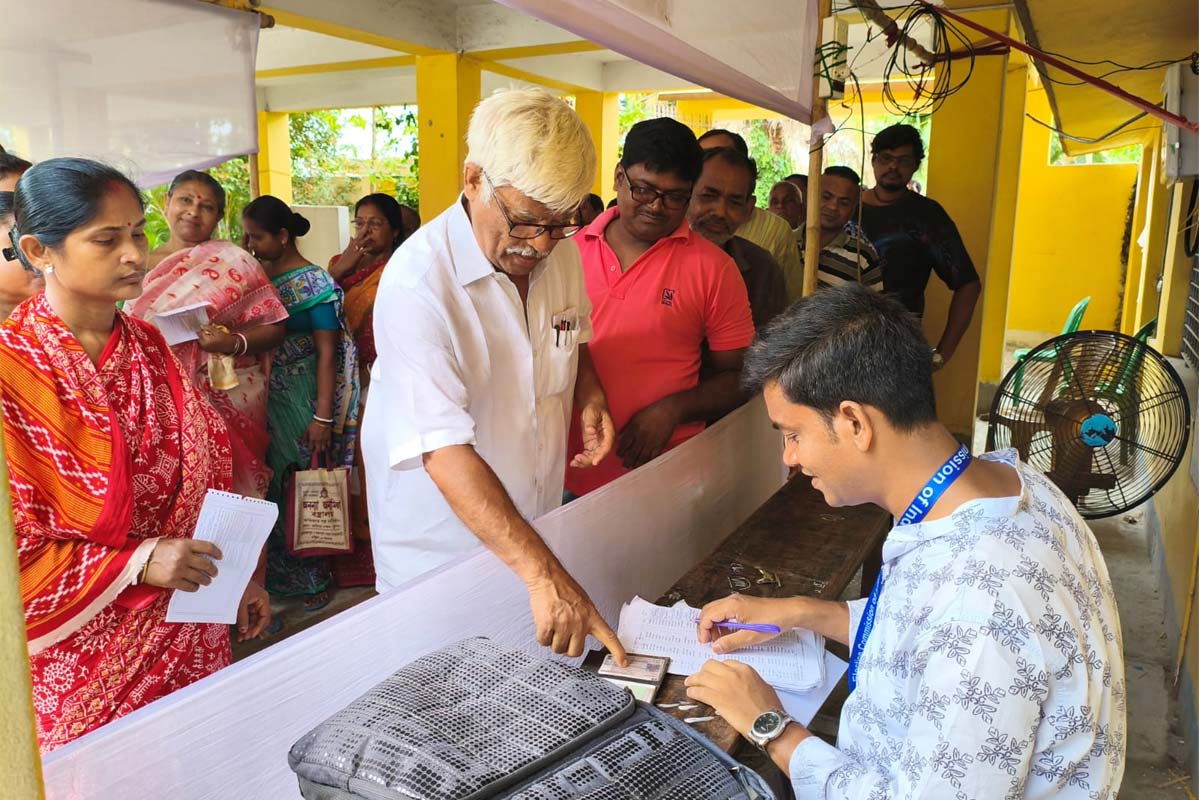 ভোট দিলেন সুজন