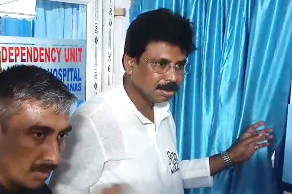 সৌজন্যের ছবি বনগাঁয়, প্রচার ফেলে অসুস্থ বিজেপি প্রার্থীকে হাসপাতালে দেখতে গেলেন তৃণমূল প্রার্থী