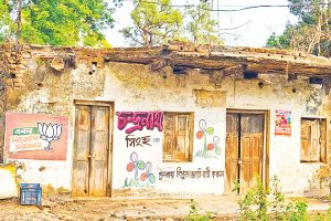 রাজনৈতিক বিতর্ক অতীত, শান্তিনিকেতনের প্রাচীন কালোর চায়ের দোকানের ভাঙাচোরা দেওয়ালে প্রচার যুদ্ধ