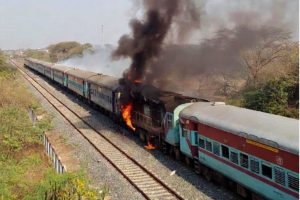 চারমিনার এক্সপ্রেস যেন চলন্ত জতুগৃহ! আতঙ্কে ট্রেন থেকে ঝাঁপ, অগ্নিকাণ্ডে হুলস্থুল তেলেঙ্গানায়