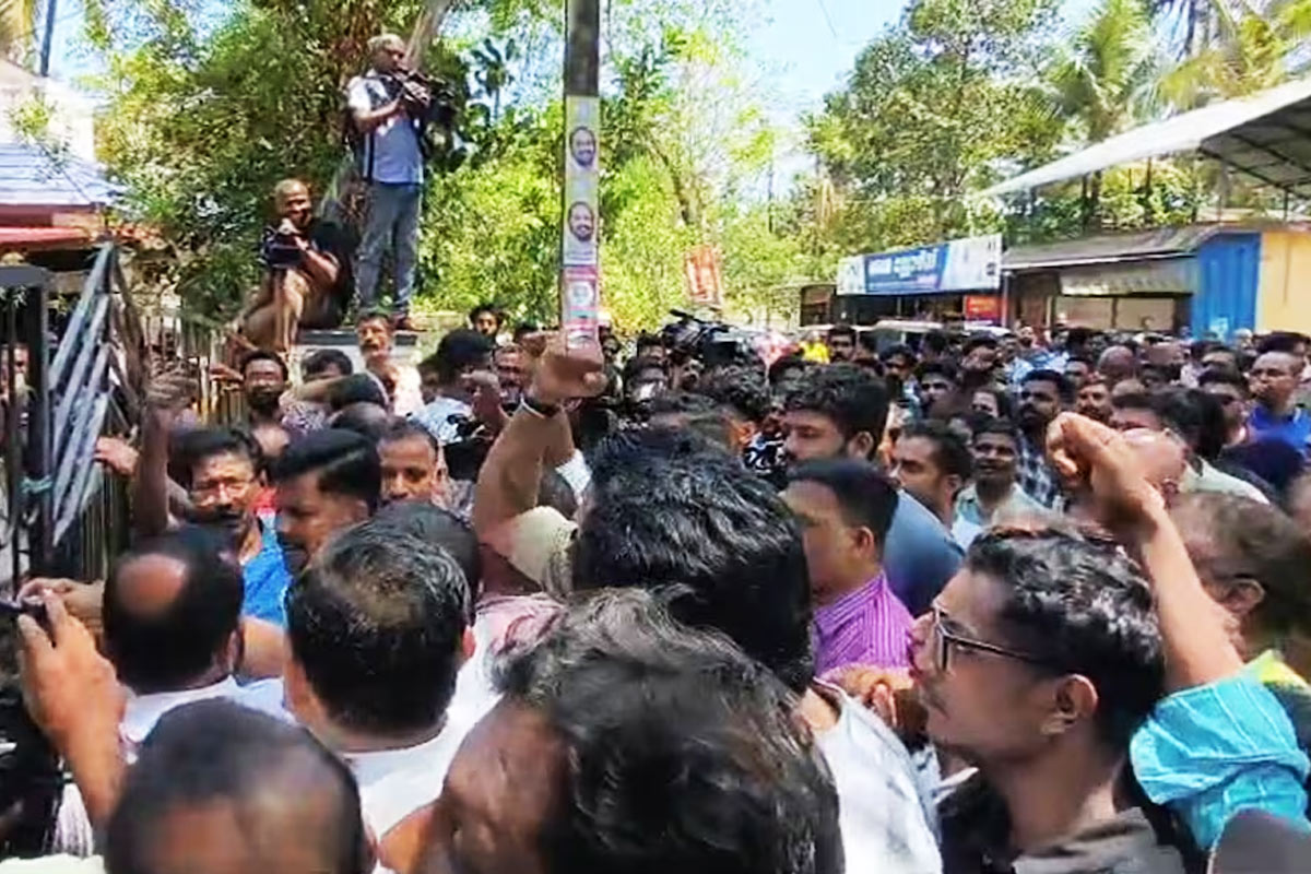 ত্রিশূরে গৃহস্থালির সরঞ্জাম বিতরণ বিজেপির, একযোগে প্রতিবাদ বাম-কংগ্রেসের
