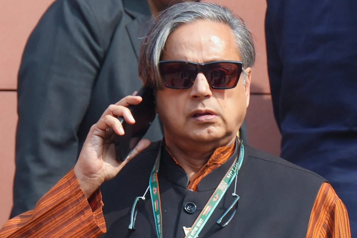 থারুরের কনভয়ে হামলা, নিরাপত্তারক্ষীদের মার! ভোটের আগে উত্তপ্ত কেরল
