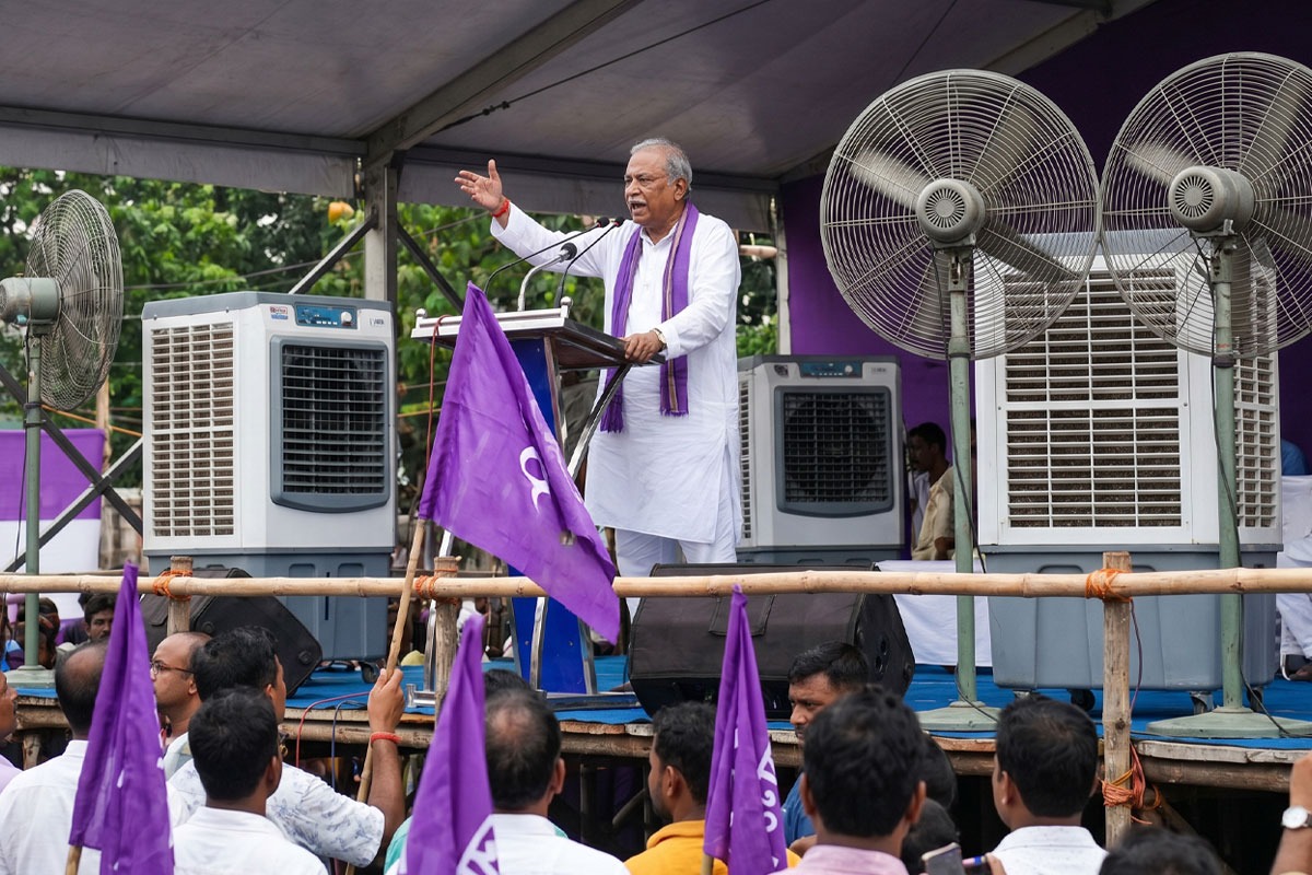 বেলা বাড়তেই গরমে হাসফাঁস দশা, নির্বাচনী প্রচার মঞ্চে জাম্বো ফ্যান, এয়ারকুলার!