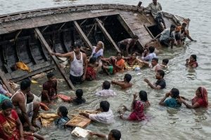 উত্তরপ্রদেশের যমুনায় উলটে গেল পুণ্যার্থী বোঝাই নৌকা, মৃত অন্তত ১০, নিখোঁজ বহু, শোকপ্রকাশ মোদির