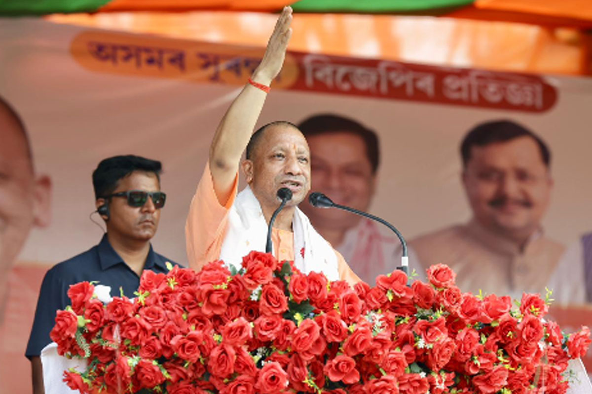 অসমে ভোটপ্রচারে যোগী, উত্তরপ্রদেশের মুখ্যমন্ত্রীকে একঝলক দেখতে উন্মুখ জনতা