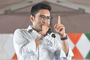 ‘আকাশে-বাতাসে সর্বত্রই আমি, পালাবে কোথায়?’ কমিশন-শাহকে চ্যালেঞ্জ অভিষেকের