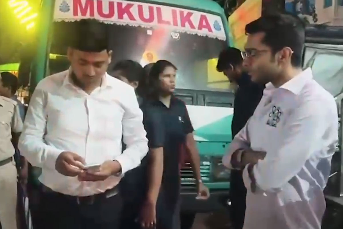 সামনেই টোটো উলটে দুর্ঘটনা, কনভয় থেকে নেমে জখমদের হাসপাতালে পাঠালেন ‘মানবিক’ অভিষেক