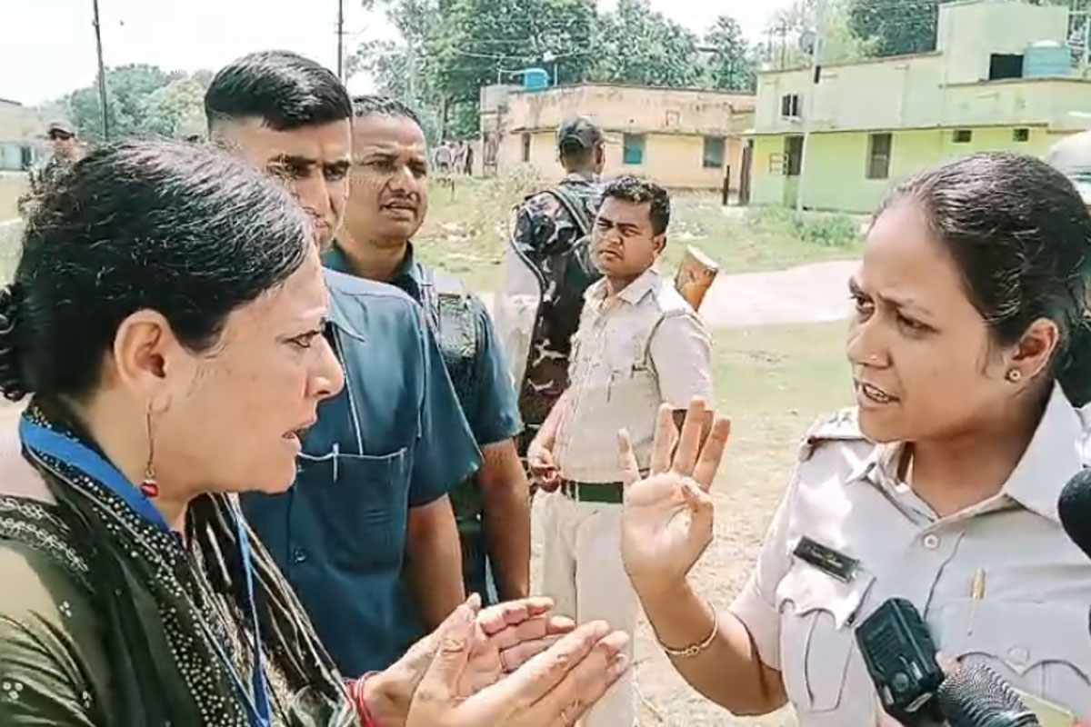 ফের লোডশেডিং তত্ত্ব! প্লাগ পয়েন্টে কাগজ ঢুকিয়ে ক্যামেরা বন্ধের আশঙ্কা অগ্নিমিত্রার